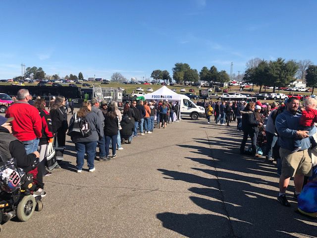 STP 500_long line at Food Lion tent